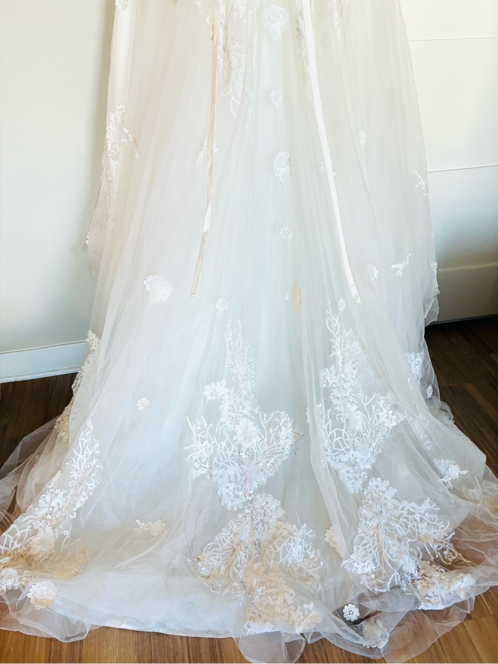 Size M Stunning Lace Wedding Gown - Picture 9 of 16